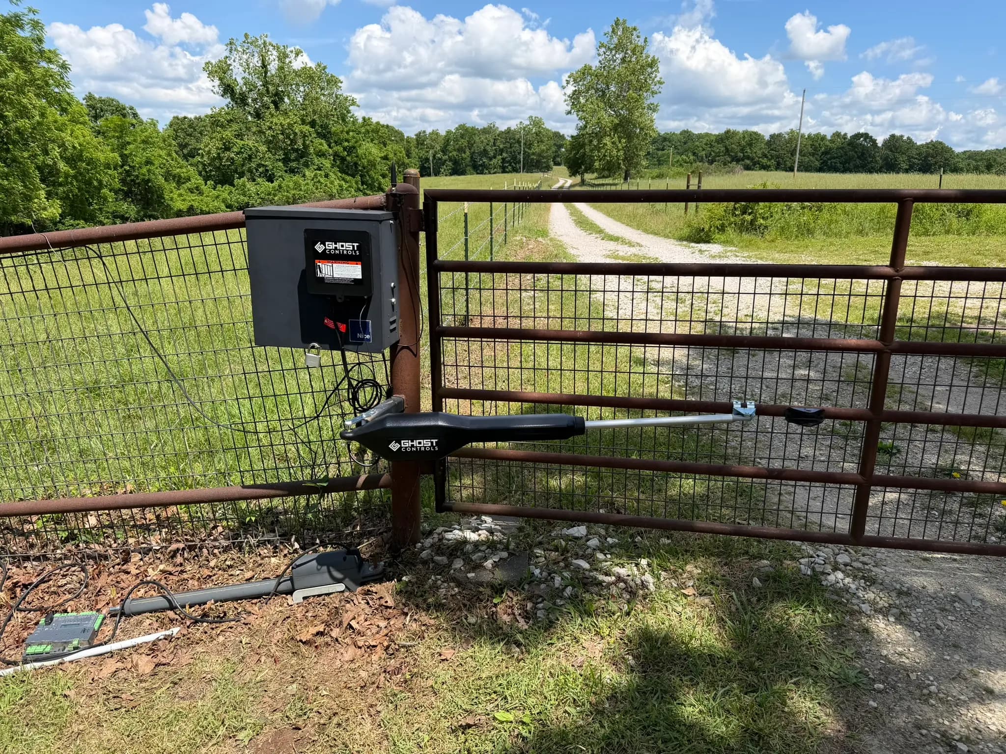 Automatic gate opener mounted on a pipe farm gate